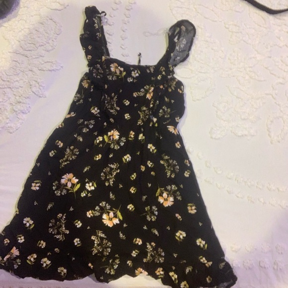 A floral dress that ties in the back, in size small. - Picture 1 of 4